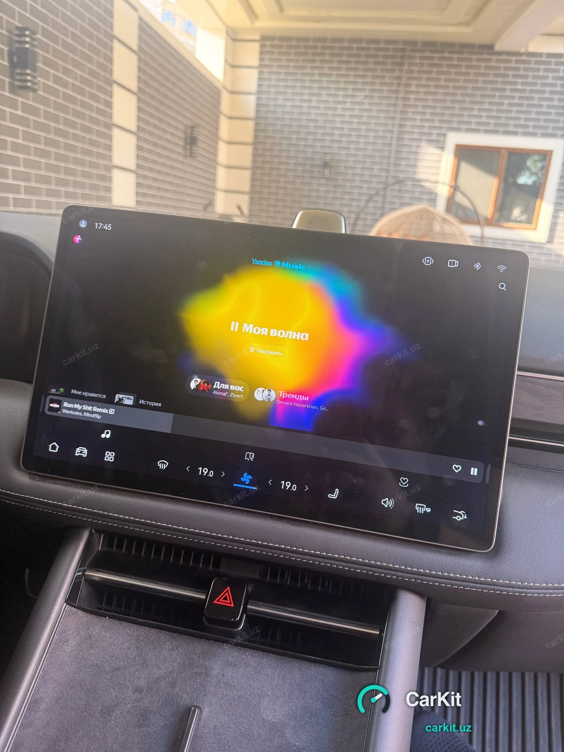 Яндекс Музыка играет на магнитоле Seres после удалённой доработки CarKit в Казахстане